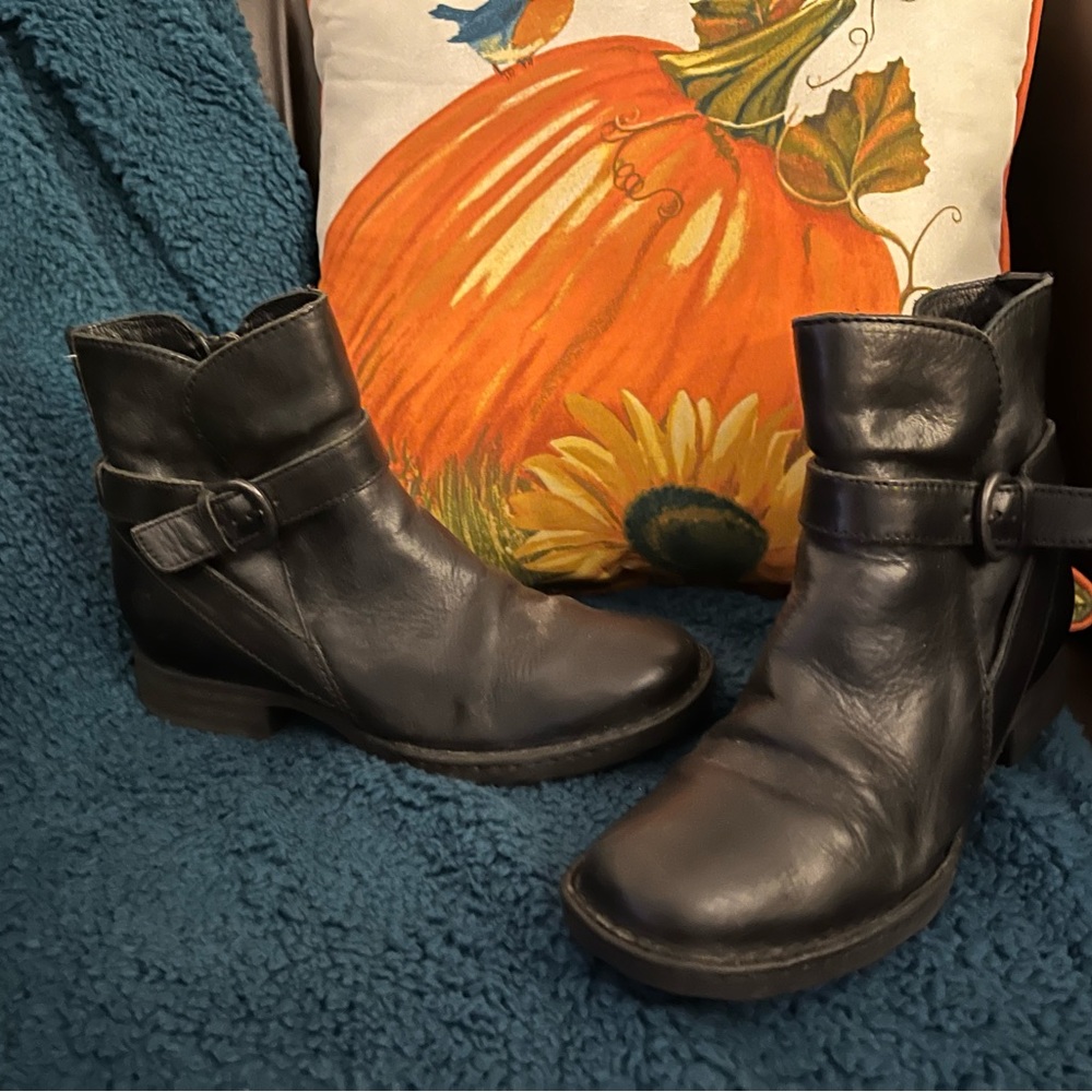 Born black ankle boots perfect for fall. Nice leather uppers. Size 6.5